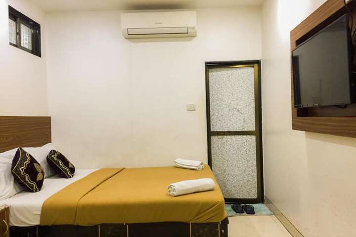 Room 10 of 13