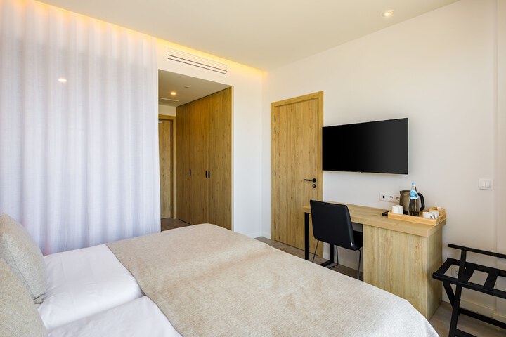 Room 5 of 68
