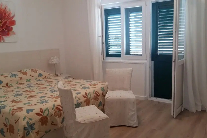 Room 6 of 18