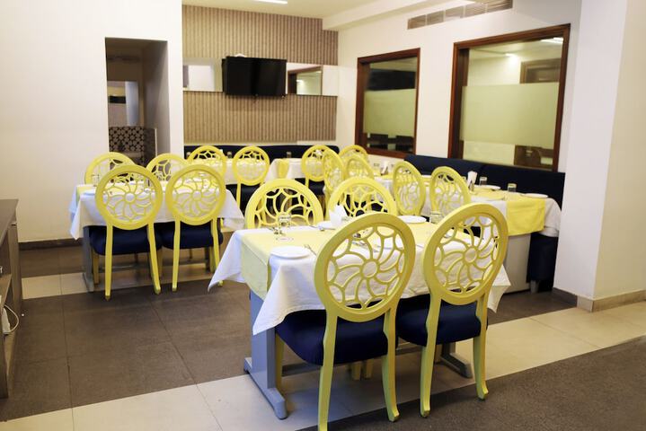 Dining 40 of 57