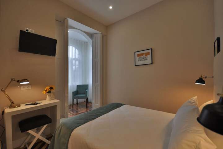 Room 8 of 34