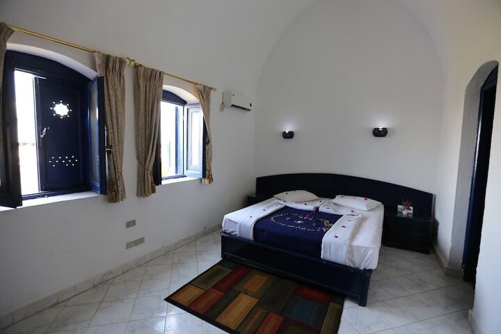 Room 7 of 12