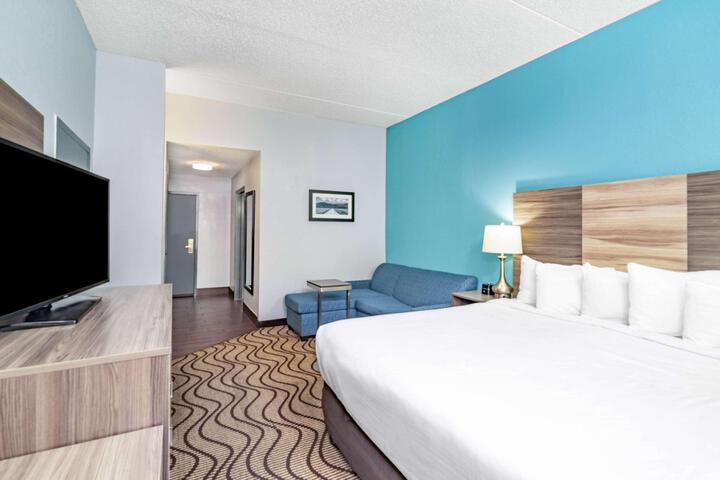 1 King Bed 1 Sofa Bed Kitchenette (9 of 17)