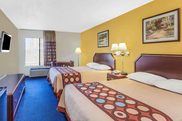 2 Queen Beds (2 of 5)