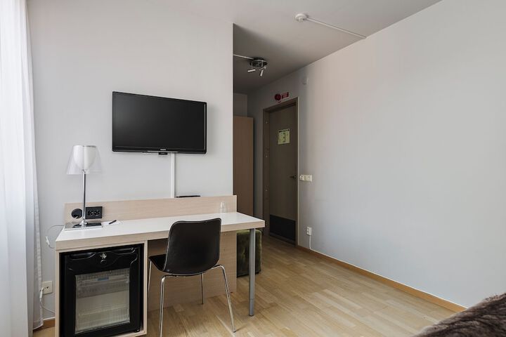 Room 12 of 100