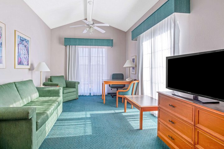 1 King Bed (2 of 16)