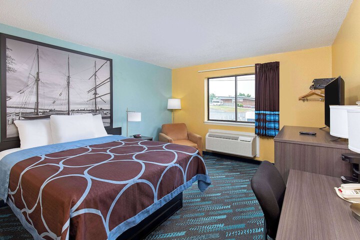 1 Queen Bed (12 of 22)
