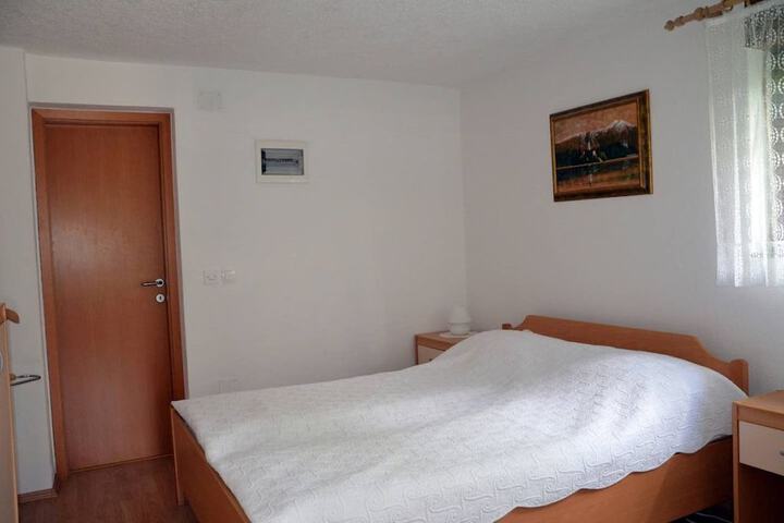 Room 3 of 28