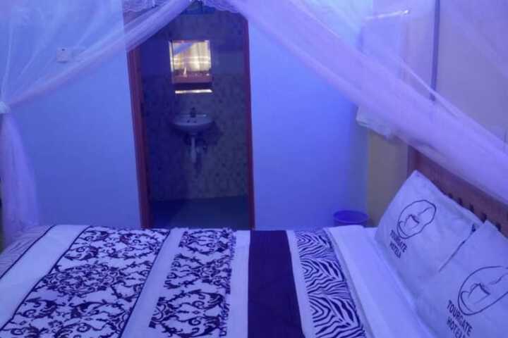 Room 6 of 11