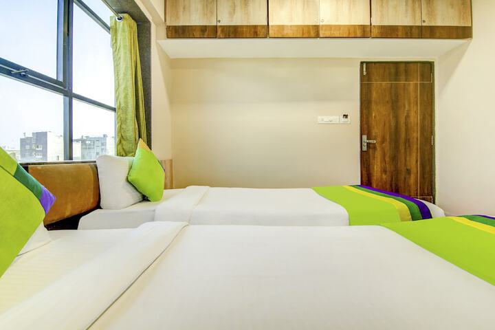 Room 12 of 68