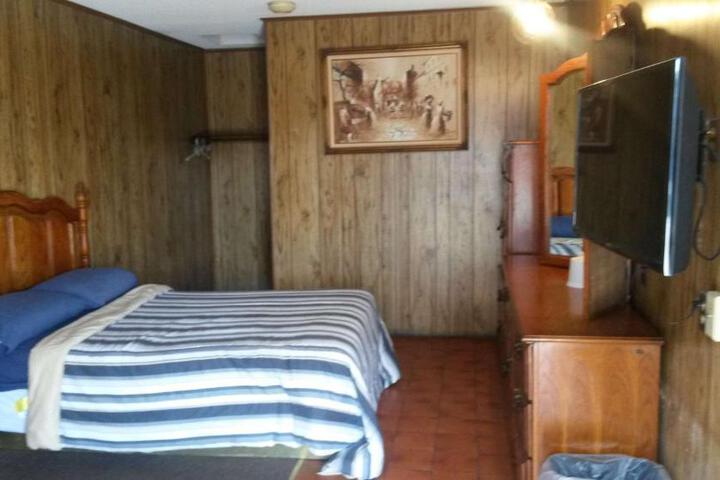 Standard Room, King or Two Doubles (3 of 14)