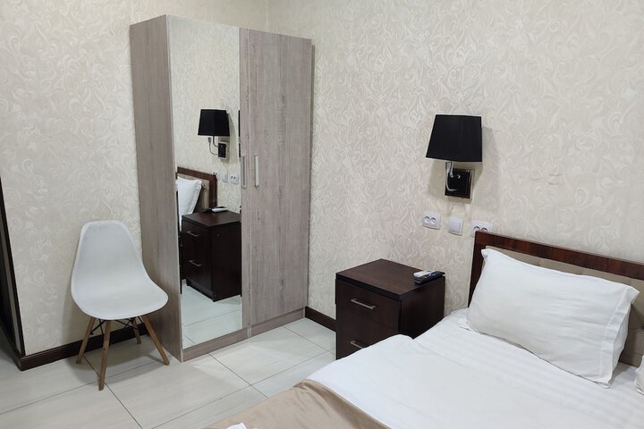 Room 13 of 32