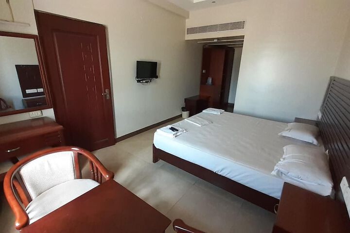 Room 10 of 16