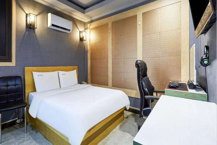 Room 5 of 44