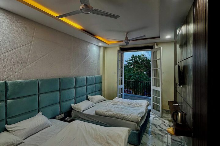 Room 6 of 18