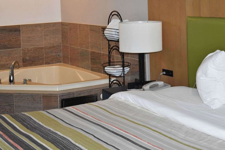 1 King Bed Accessible (47 of 55)