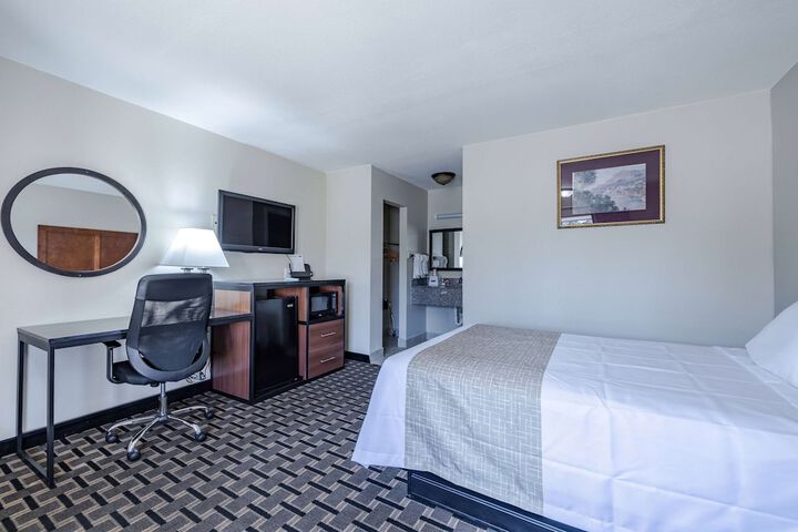 1 King Bed (4 of 7)