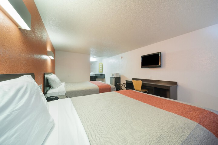 2 Queen Beds (5 of 13)