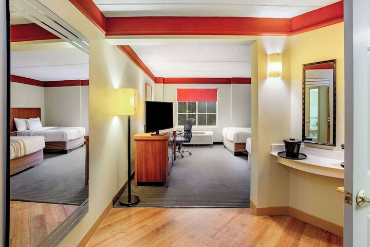 2 Double Beds Accessible (4 of 6)