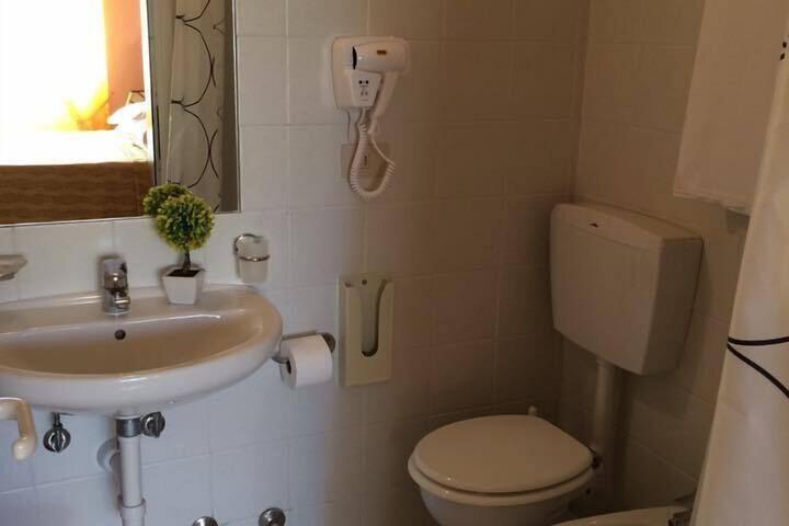 Room 2 of 18