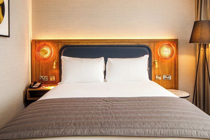 Room 28 of 118