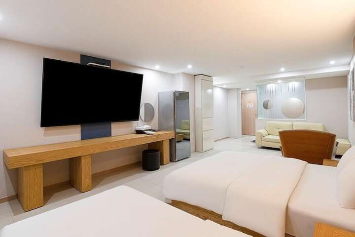 Room 33 of 90