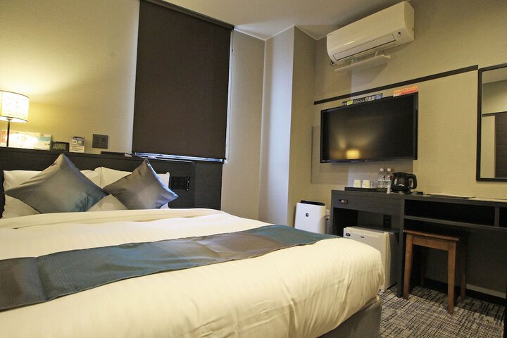 Room 18 of 106
