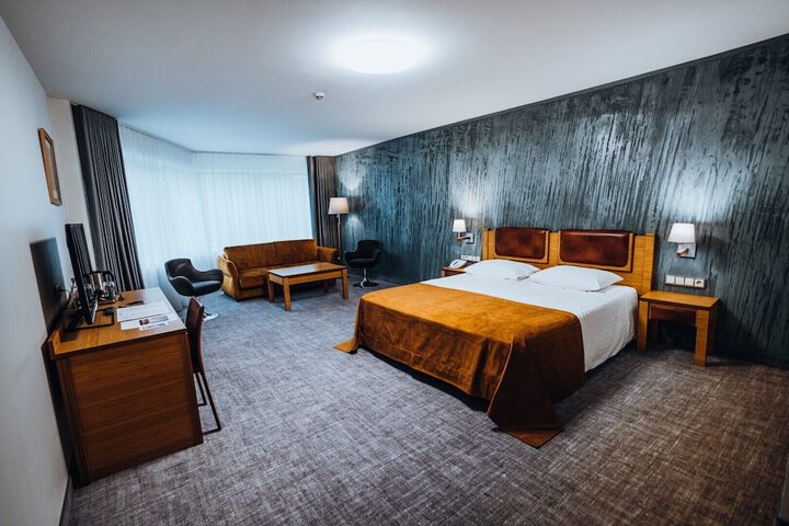 Room 32 of 176