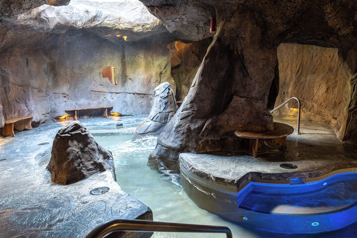 Indoor spa tub