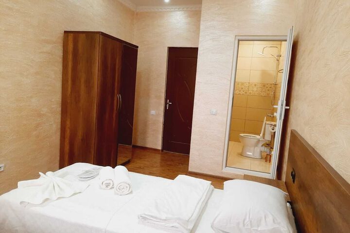 Room 10 of 18