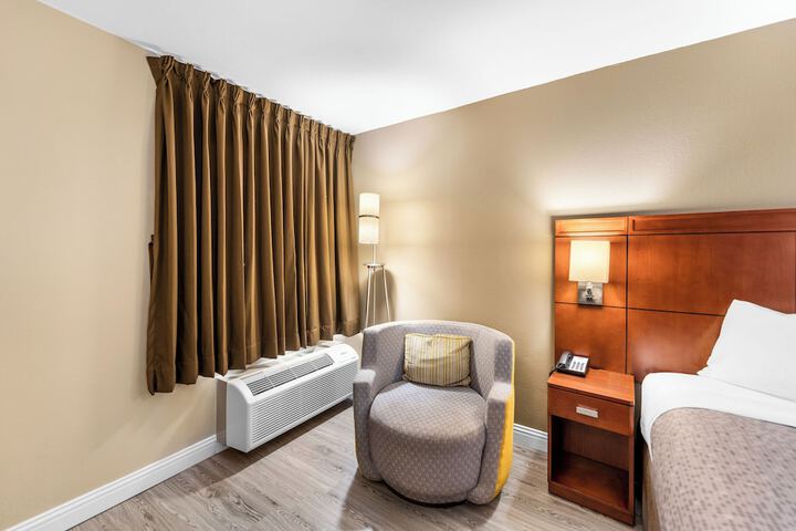 1 King Bed (4 of 10)