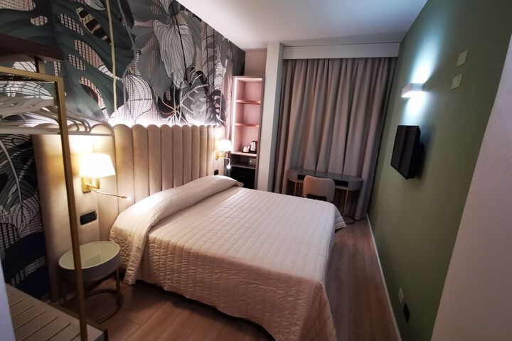 Room 11 of 30