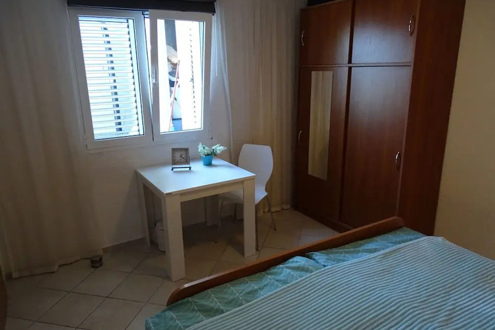 Room 4 of 10