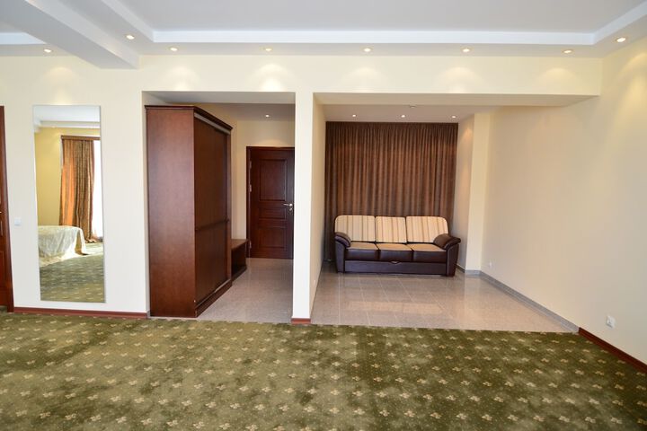 Room 16 of 28