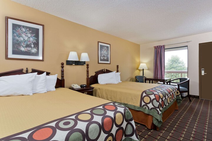 1 Queen Bed (10 of 11)