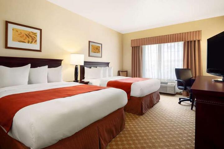 1 Queen Bed (2 of 7)