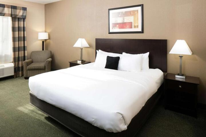 1 King Bed (4 of 10)