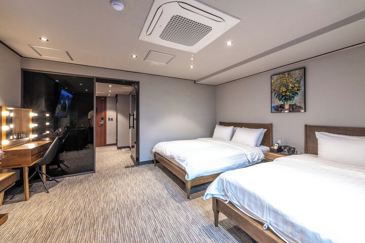 Room 18 of 100