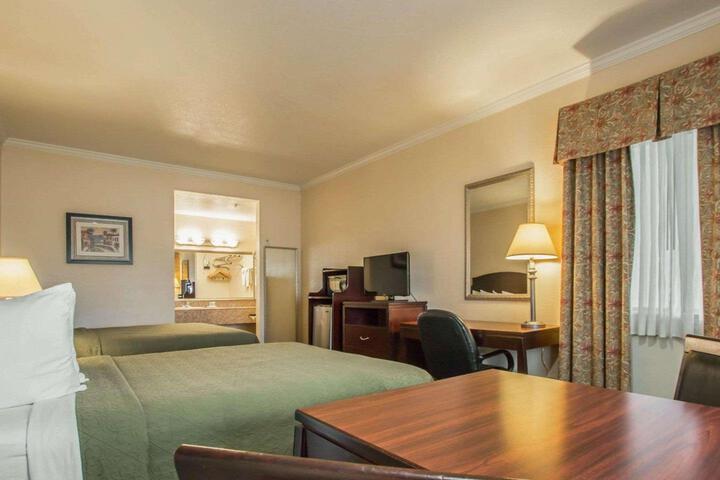 1 Queen Bed (6 of 19)