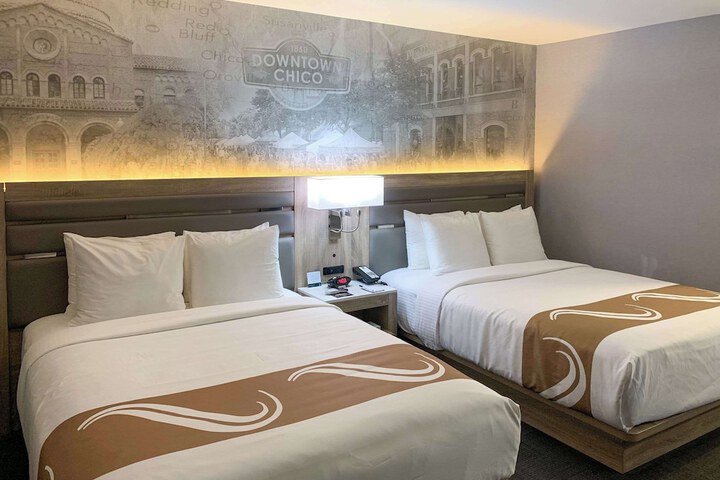 1 Queen Bed (11 of 12)