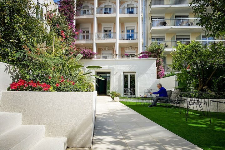Hotel Exterior 33 of 38