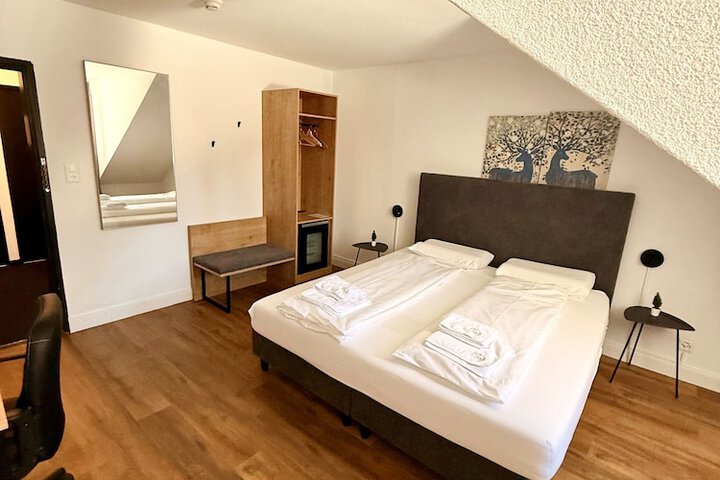 Room 8 of 16