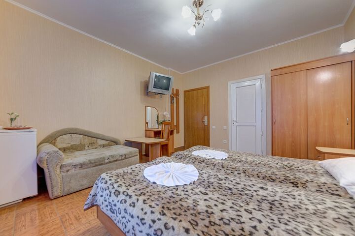 Room 13 of 27