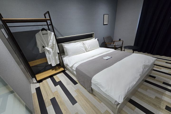 Room 52 of 184