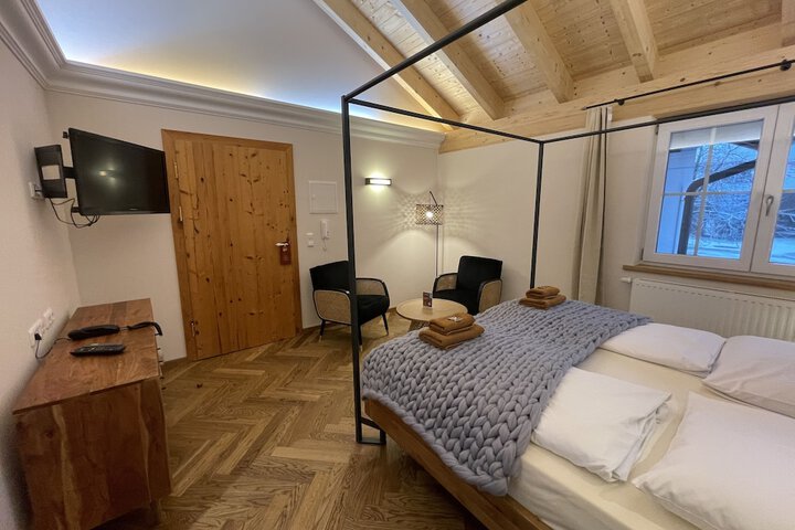 Room 53 of 221