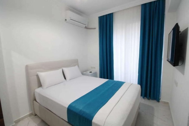 Room 6 of 18