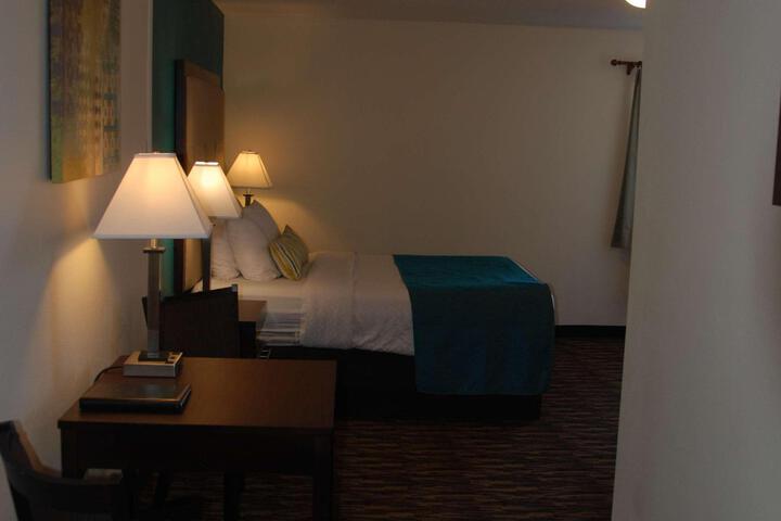 1 Queen Bed Shower Microwave and Refrigerator Flat Screen Television High Speed Internet Accessible Full Breakfast (6 of 20)