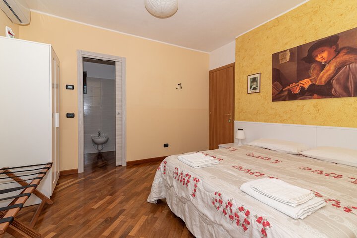 Room 25 of 117