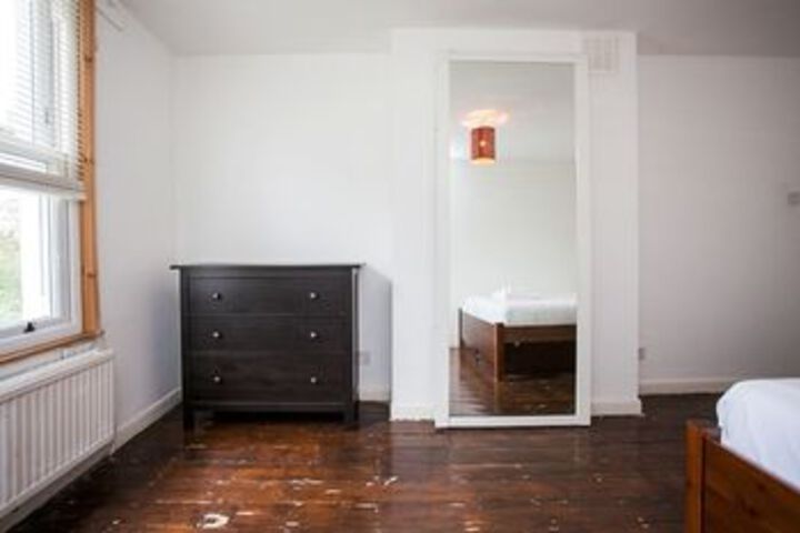Room 5 of 12