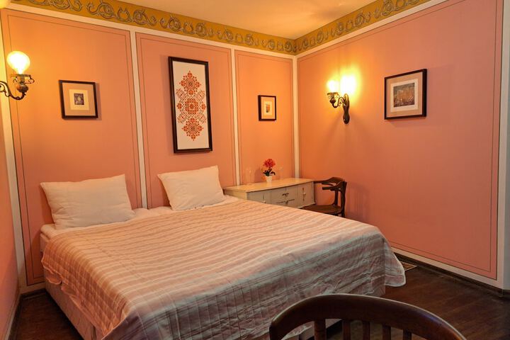 Room 33 of 47